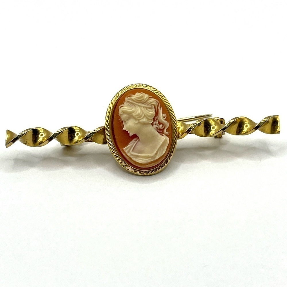 Cameo Victorian Style Bar Pin Brooch Oval Shape Resin Gold Tone Design